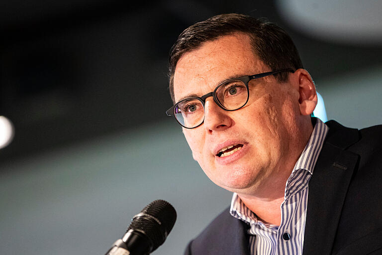  Oliver Leki, Finanzvorstand des SC Freiburg, bildet mit Hellmann die DFL-Doppelsitze. Oliver Leki, Finanzvorstand des SC Freiburg, bildet mit Hellmann die DFL-Doppelsitze.