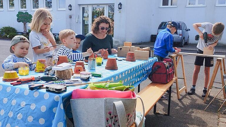 Bohren, Sägen und Malen war bei den Gartenzwergen angesagt.