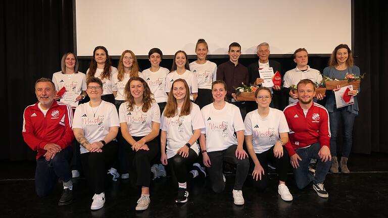 Nicole Karner (rechts) wurde zur Sportlerin des Jahres 2024 ernannt, während Philliph Elsmann (Zweiter von rechts) den Titel Sportler des Jahres 2024 tragen darf. Mannschaft des Jahres 2024 wurde die Damen-Fußballmannschaft des TSV Limbach. Nicole Karner (rechts) wurde zur Sportlerin des Jahres 2024 ernannt, während Philliph Elsmann (Zweiter von rechts) den Titel Sportler des Jahres 2024 tragen darf. Mannschaft des Jahres 2024 wurde die Damen-Fußballmannschaft des TSV Limbach.