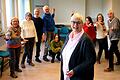 MGH-Geschäftsführerin Karen Pohle       -  Karen Pohle leitet seit Anfang des Jahres das Generationen-Netz und das Mehrgenerationenhaus Bad Kissingen als Geschäftsführerin. Die MGH-Senioren-Theater-Gruppe (im Hintergrund) sagt Hallo.