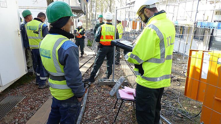 Beamte des Hauptzollamts Schweinfurt im Einsatz: Hier ermitteln Mitarbeiter der Finanzkontrolle Schwarzarbeit auf einer Baustelle. Beamte des Hauptzollamts Schweinfurt im Einsatz: Hier ermitteln Mitarbeiter der Finanzkontrolle Schwarzarbeit auf einer Baustelle.