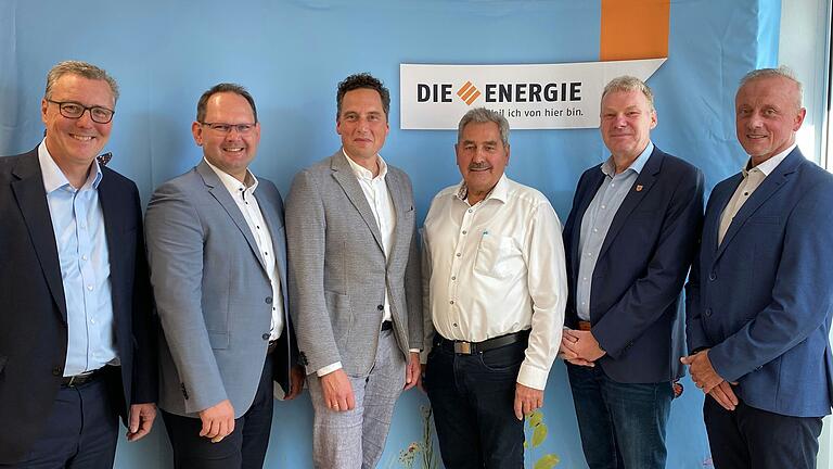 Die Marktgemeinde Thüngen ist nun Gesellschafter von 'Die Energie'. Darüber freuten sich die Bürgermeister der bisherigen Gesellschafterkommunen Jürgen Götz (Veitshöchheim), Michael Hombach (Karlstadt) und Mario Paul (Lohr) mit den beiden Thüngener Bürgermeistern Lorenz Strifsky und Wolfgang Heß sowie dem 'Energie'-Geschäftsführer Marek Zelezny. Die Marktgemeinde Thüngen ist nun Gesellschafter von 'Die Energie'. Darüber freuten sich die Bürgermeister der bisherigen Gesellschafterkommunen Jürgen Götz (Veitshöchheim), Michael Hombach (Karlstadt) und Mario Paul (Lohr) mit den beiden Thüngener Bürgermeistern Lorenz Strifsky und Wolfgang Heß sowie dem 'Energie'-Geschäftsführer Marek Zelezny.