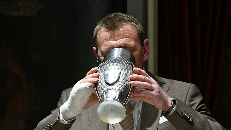 Bürgermeister Peter Juks gebührte der erste Schluck aus dem Kauz, bevor der Pokal durch die Reihen gereicht wurde.