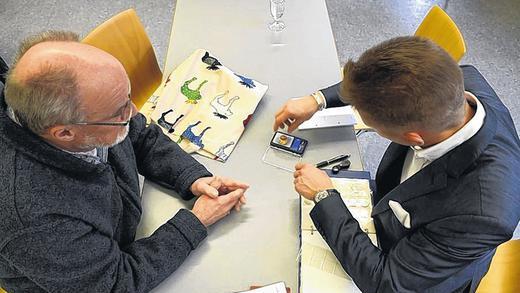 Wertschätzung: Frank Richardsen (rechts) beim Wiegen einer Münze.