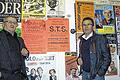 Erinnerungen: Lothar (links) und Ansgar Büttner im Nebenraum der Bühne im Wargolshäuser Haus des Gastes. Alte Plakate erinnern an die Konzerte in den 80er Jahren.