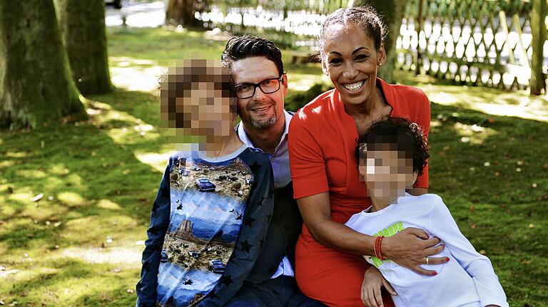 Astrid G. mit ihren beiden Kindern (unkenntlich zum Schutz der Privatsphäre) und Ehemann Florian, der seit einem unverschuldeten Unfall vor fünf Jahren querschnittsgelähmt ist. Astrid G. mit ihren beiden Kindern (unkenntlich zum Schutz der Privatsphäre) und Ehemann Florian, der seit einem unverschuldeten Unfall vor fünf Jahren querschnittsgelähmt ist.