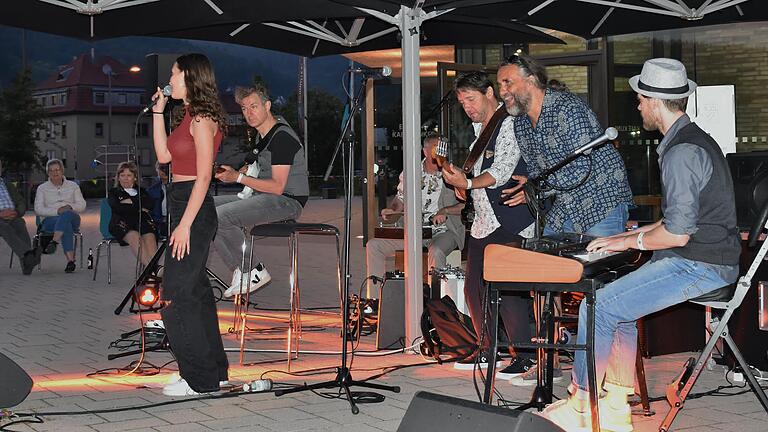 Einen Gastauftritt am Samstagabend beim Konzert von Gerry & Friends an der Lohrer Stadthalle hatte Gerry James' Tochter Lisa (2. von rechts). Einen Gastauftritt am Samstagabend beim Konzert von Gerry & Friends an der Lohrer Stadthalle hatte Gerry James' Tochter Lisa (2. von rechts). 