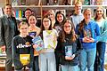 Die Sieger des Vorlesewettbewerbs: Schulleiter Friedhelm Klöhr, Maxi Mahlmeister Klasse 6c, Elternbeiratsvorsitzender Dieter Jandausch, Lara Volkamer Klasse 6b, Schulsiegerin Fiona Decker Klasse 6a, Cornelia Irmscher von der Buchhandlung Rauscher, Marlene Lezius Klasse 6b, Lioba Düchs Klasse 6c, Levin Krieger, Mette Melber Klasse 6a, Pauline Heller.