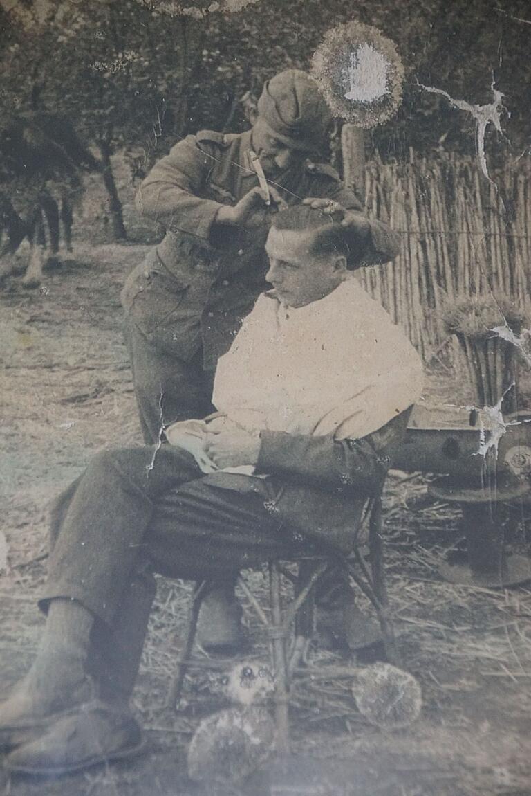 An der 'Ahnenwand' hängt das Bild von Salongründer Ferdinand Greb, wie er als Soldat einem Kameraden die Haare schneidet. Er kam aus dem Zweiten Weltkrieg nicht zurück. An der 'Ahnenwand' hängt das Bild von Salongründer Ferdinand Greb, wie er als Soldat einem Kameraden die Haare schneidet. Er kam aus dem Zweiten Weltkrieg nicht zurück.