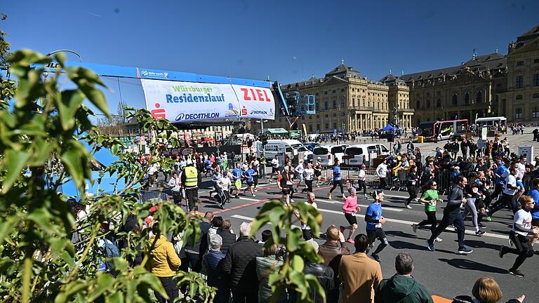 35. Residenzlauf       -  Zahlreiche Menschen nehmen am Sonntag (06.04.25) beim 35. Residenzlauf in Würzburg am Hauptlauf teil. Mehr als 8500 Läuferinnen und Läufer gehen am Sonntag an den Start, darunter fast 5000 Kinder und Jugendliche.