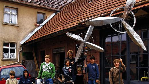 Windräder aus Blech: Die Ergebnisse der Kinder- und Jugendwerkstatt &bdquo;JUKU Karawane&ldquo; können sich sehen lassen.