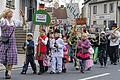 Maria Hellwig singt in Narrenwind       -  (ast)   Wenn aus Geiselwind &bdquo;Narrenwind&ldquo; wird, dann ist auch im Steigerwald der Fasching am Höhepunkt angekommen. Ein kleiner Zug schlängelte sich am Dienstagnachmittag vom Ortseingang zum Marktplatz. Viele maskierte Kinder zogen zu den Klängen der Steigerwaldkapelle zur Ortsmitte. Ganz vorne im feschen Dirndl steckte Gaudimax Stefan Rückel, der später auf dem Platz als &bdquo;Volksmusik-Sängerin Maria Hellwig&ldquo; eine Kostprobe gab. Zu &bdquo;Servus, Gruezi und Hallo&ldquo; wurde gejodelt und getanzt, was die Besucher am Marktplatz zu Schunkelrunden animierte. Die Steigerwaldkapelle unter der Leitung von Toni Müller spielte einige Stücke, schließlich ging es für den Zug zum Kinderfasching in den Gasthof Krone. Dort sorgte ein Discjockey für die Musik, bei der sich die kleinen Mäuse, Schlümpfe, Polizisten, Piraten und Zauberer noch einmal austoben konnten.