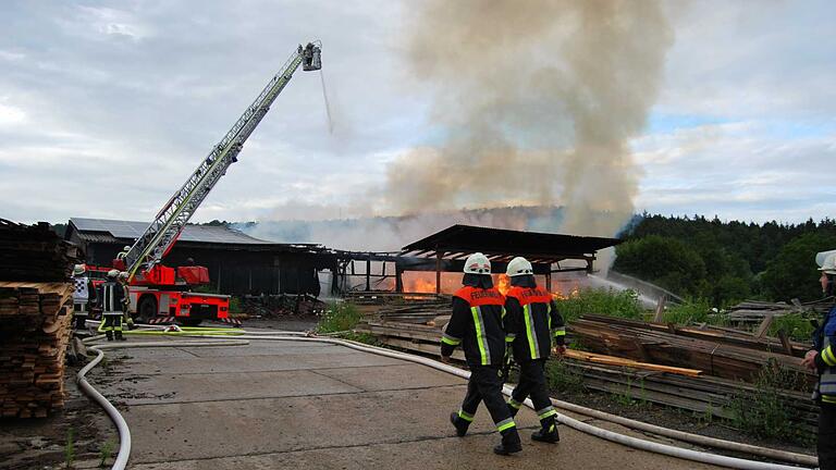 Raub der Flammen: Hallen des Sägewerks im Burgpreppacher Gemeindeteil Gemeinfeld.