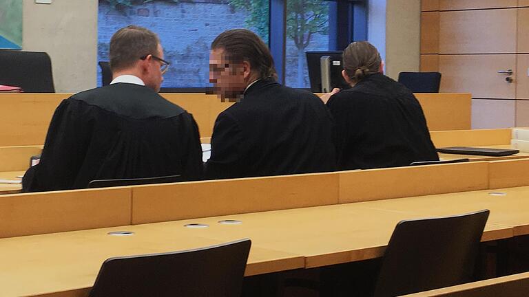 Freund zahlte für Schönheitschirurgen sogar Miete und Strom - Dr. B. (mitte) mit seinen Verteidigern. Links: Bernhard Löwenberg. Freund zahlte für Schönheitschirurgen sogar Miete und Strom - Dr. B. (mitte) mit seinen Verteidigern. Links: Bernhard Löwenberg.