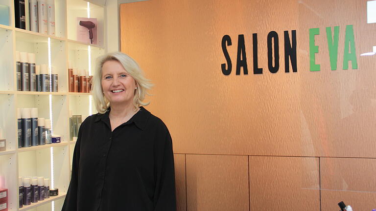 Friseurmeisterin Susanne Feser ist Inhaberin des 'Salons Eva' in Gerolzhofen. Sie hat eigenen Angaben nach nicht mehr damit gerechnet, dass der Staat die ausgezahlten Soforthilfen aus dem ersten Corona-Lockdown im Frühjahr 2020 nach so langer Zeit zurückverlangt. Friseurmeisterin Susanne Feser ist Inhaberin des 'Salons Eva' in Gerolzhofen. Sie hat eigenen Angaben nach nicht mehr damit gerechnet, dass der Staat die ausgezahlten Soforthilfen aus dem ersten Corona-Lockdown im Frühjahr 2020 nach so langer Zeit zurückverlangt.