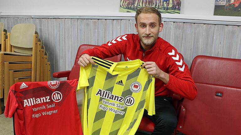 Der Goalgetter muss an die Waschmaschine: Beim Landesligisten FT Schweinfurt ist Dominik Popp dafür zuständig, dass die Trikots schnell wieder sauber sind. Der Goalgetter muss an die Waschmaschine: Beim Landesligisten FT Schweinfurt ist Dominik Popp dafür zuständig, dass die Trikots schnell wieder sauber sind.