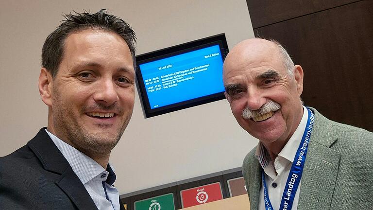 Weinbauverbandspräsident Artur Steinmann (rechts) mit dem Abgeordneten Björn Jungbauer im Landtag.