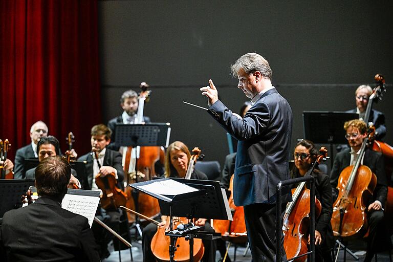 Wie viel Musiker, wie viel General, wie viel Direktor wird der neue Generalmusikrirektor in Stellung bringen? Mark Rohde beim Moderationskonzert im Oktober. Wie viel Musiker, wie viel General, wie viel Direktor wird der neue Generalmusikrirektor in Stellung bringen? Mark Rohde beim Moderationskonzert im Oktober.