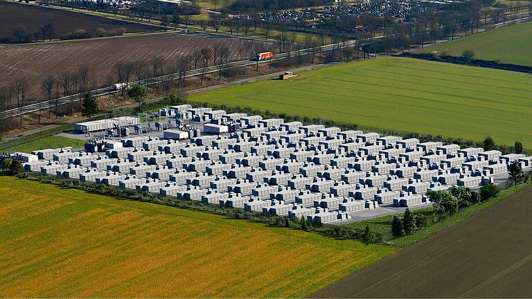 So könnte der Batterie-Großspeicher in Bergrheinfeld aussehen: Diese Animation zeigt, dass die Anlage aus etwa 100 Batterie-Containern bestehen soll.
