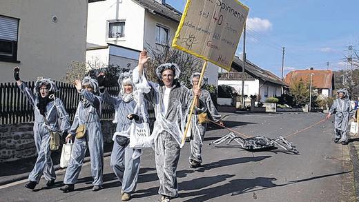 Gefährliche Krabbler: Seit 40 Jahren ist diese Clique im Gambacher Fasching aktiv, diesmal als Spinnentiere.