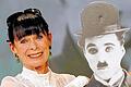 Geraldine Chaplin mit ihrem berühmten Vater &ndash; allerdings in Form eines Pappaufstellers.