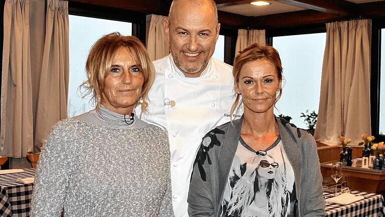 Sternekoch Frank Rosin war für die Sendung „Rosins Restaurants“ auf dem Berggasthof Rother Kuppe und beriet Betreiberin Anja Schill (rechts) und ihre Mutter Ramona Hacker. Sternekoch Frank Rosin war für die Sendung „Rosins Restaurants“ auf dem Berggasthof Rother Kuppe und beriet Betreiberin Anja Schill (rechts) und ihre Mutter Ramona Hacker.