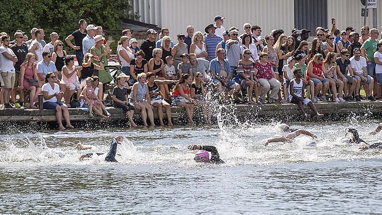 Schon beim Schwimm-Start im Yachthafen feuerten viele Zuschauer die Sportler an.