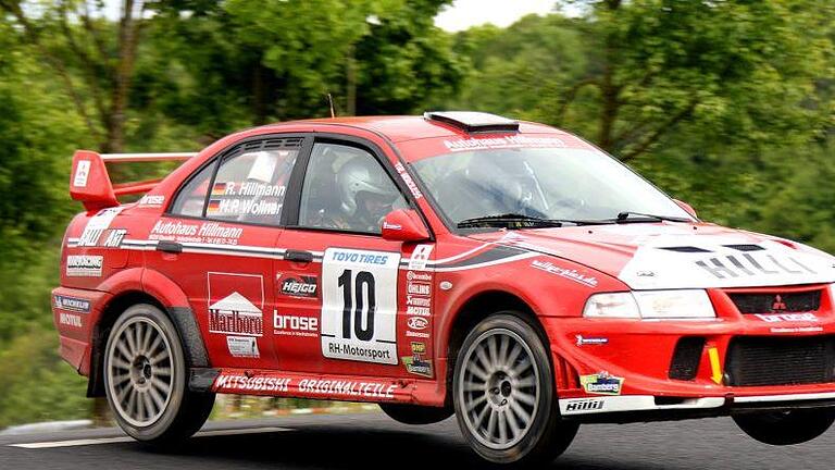 Die Oberfranken Ralf Hillmann und Hans Peter Wollner ließen den Mitsubishi Lancer Evo förmlich fliegen. Sie wurden bei der siebten Auflage der Weinland-Rallye Zweite im Gesamtklassement.Karlheinz Franz       -  Die Oberfranken Ralf Hillmann und Hans Peter Wollner ließen den Mitsubishi Lancer Evo förmlich fliegen. Sie wurden bei der siebten Auflage der Weinland-Rallye Zweite im Gesamtklassement.Karlheinz Franz