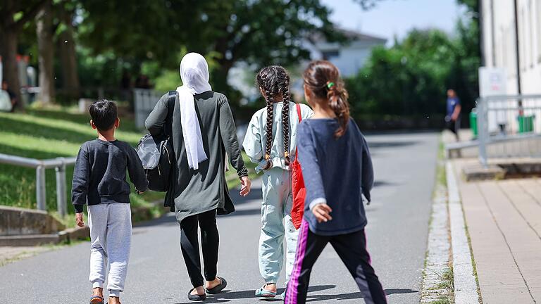 Migration - Sollen Asylbewerber stärker in Helferjobs gedrängt werden? (Archivfoto) Migration - Sollen Asylbewerber stärker in Helferjobs gedrängt werden? (Archivfoto)