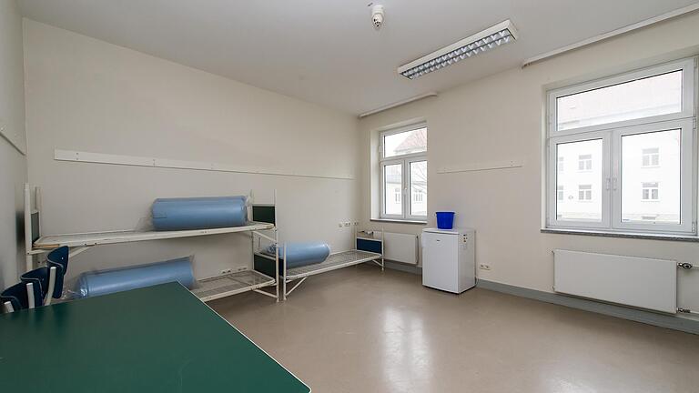 Nicht luxuriös, aber über dem Standard: Die Zwei- bis Sechs-Bett-Zimmer für Flüchtlinge im neuen Ankerzentrum sind mit dem Notwendigen ausgestattet. Auch ein Kühlschrank ist in jedem Zimmer. Nicht luxuriös, aber über dem Standard: Die Zwei- bis Sechs-Bett-Zimmer für Flüchtlinge im neuen Ankerzentrum sind mit dem Notwendigen ausgestattet. Auch ein Kühlschrank ist in jedem Zimmer. 