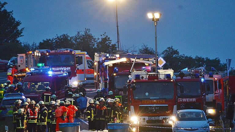 Ein Großangebot an Feuerwehr und Rettungsdienste war am Mittwochmorgen kurz nach 3 Uhr zwischen Wegfurt und Schönau im Einsatz. Dort war ein Gefahrgut-Lkw ins Schleudern geraten und der Anhänger umgekippt. Ein Großangebot an Feuerwehr und Rettungsdienste war am Mittwochmorgen kurz nach 3 Uhr zwischen Wegfurt und Schönau im Einsatz. Dort war ein Gefahrgut-Lkw ins Schleudern geraten und der Anhänger umgekippt.