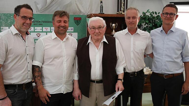 Geehrt für 75 Jahre Mitgliedschaft im FC 05: Herrmann Gottschlich (Mitte).