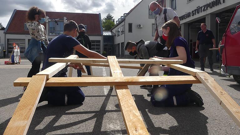 Die Ferienspaßkinder haben den Bogen raus: Eine Leonardo-Brücke trägt sich selber. Die Ferienspaßkinder haben den Bogen raus: Eine Leonardo-Brücke trägt sich selber.