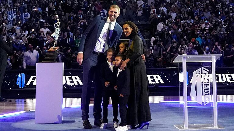 Dirk Nowitzki, ehemaliger Spieler der Dallas Mavericks, posiert mit seiner Frau Jessica Olsson und den Kindern Malaika (Mitte oben) Max (Mitte links) und Morris während der Trikot-Zeremonie in Dallas. Zur Würdigung seiner beispiellosen Karriere bei den Mavericks wirde Nowitzkis Basketball-Trikot mit der Nummer 41 unter die Hallendecke gezogen worden und soll nicht mehr vergeben werden. Dirk Nowitzki, ehemaliger Spieler der Dallas Mavericks, posiert mit seiner Frau Jessica Olsson und den Kindern Malaika (Mitte oben) Max (Mitte links) und Morris während der Trikot-Zeremonie in Dallas. Zur Würdigung seiner beispiellosen Karriere bei den Mavericks wirde Nowitzkis Basketball-Trikot mit der Nummer 41 unter die Hallendecke gezogen worden und soll nicht mehr vergeben werden.