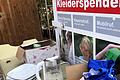 Erstaunliche Dinge werden an den Altkleider-Containern des BRK, wie hier&nbsp; in der Gorch-Fock-Straße in Schweinfurt abgelegt. Zum Beispiel dieses Arrangement aus Untersuchungsliege, verdrecktem Wasserkocher und Altglas.&nbsp;