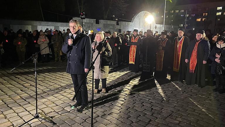 Gedenken an die Gefallenen des Ukraine-Krieges in Würzburgs Partnerstadt Lwiw am Vorabend des ersten Jahrestages des Überfalls: Würzburgs OB Christian Schuchardt spricht zu den Menschen auf dem Lytschakiwski-Friedhof. Gedenken an die Gefallenen des Ukraine-Krieges in Würzburgs Partnerstadt Lwiw am Vorabend des ersten Jahrestages des Überfalls: Würzburgs OB Christian Schuchardt spricht zu den Menschen auf dem Lytschakiwski-Friedhof.