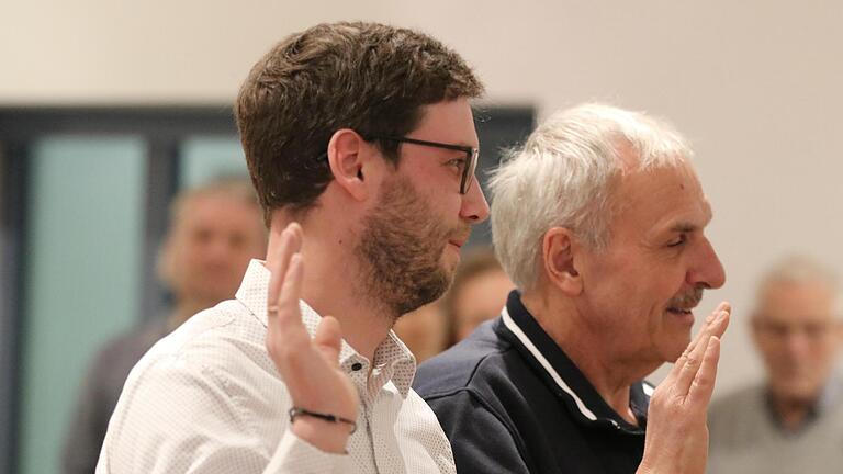 Simon Dorn (links) und Walter Kömpel wurden in der jüngsten Sitzung des Wildfleckener Marktgemeinderates als Feldgeschworene für Oberbach vereidigt.       -  Simon Dorn (links) und Walter Kömpel wurden in der jüngsten Sitzung des Wildfleckener Marktgemeinderates als Feldgeschworene für Oberbach vereidigt.