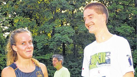 Glückwunsch der beiden Schwanberg-Sieger: Franziska Krull gewann erstmals den Schwanberglauf, Philipp Zabel bereits zum vierten Mal hintereinander. Glückwunsch der beiden Schwanberg-Sieger: Franziska Krull gewann erstmals den Schwanberglauf, Philipp Zabel bereits zum vierten Mal hintereinander.