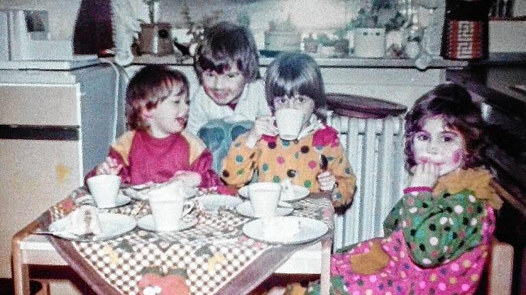 Ihr erster „Schaltjahr-Geburtstag“ im Jahr 1984: Nina Huller (rechts) mit ihrem Cousin, ihrem Bruder und ihrer Großcousine. Ihr erster „Schaltjahr-Geburtstag“ im Jahr 1984: Nina Huller (rechts) mit ihrem Cousin, ihrem Bruder und ihrer Großcousine.