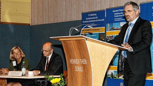 Höchstes Lob vom Kultusministerium gab es in Person des Leitenden Ministerialrats Werner Lucha für das berufliche Schulzentrum Heinrich Thein Haßfurt mit seiner Schulleiterin Heidrun Görtler und dem Sachaufwandsträger in Person von Landrat Wilhelm Schneider. Höchstes Lob vom Kultusministerium gab es in Person des Leitenden Ministerialrats Werner Lucha für das berufliche Schulzentrum Heinrich Thein Haßfurt mit seiner Schulleiterin Heidrun Görtler und dem Sachaufwandsträger in Person von Landrat Wilhelm Schneider.