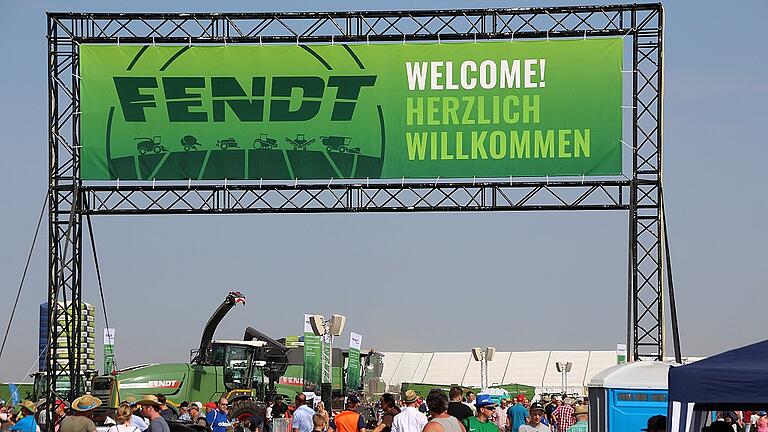 Der gemeinsame Feldtag des Landtechnikherstellers Fendt und der Züchtergruppe Saaten-Union auf den Feldern des Schönbornschen Hofguts Wadenbrunn machte 2018 einmal mehr seinem Namen als das Woodstock der modernen Landtechnik alle Ehre. Deutlich über 50000 Besucher aus dem In- und Ausland bis hin nach Übersee gaben sich ein Stelldichein. Der gemeinsame Feldtag des Landtechnikherstellers Fendt und der Züchtergruppe Saaten-Union auf den Feldern des Schönbornschen Hofguts Wadenbrunn machte 2018 einmal mehr seinem Namen als das Woodstock der modernen Landtechnik alle Ehre. Deutlich über 50000 Besucher aus dem In- und Ausland bis hin nach Übersee gaben sich ein Stelldichein.