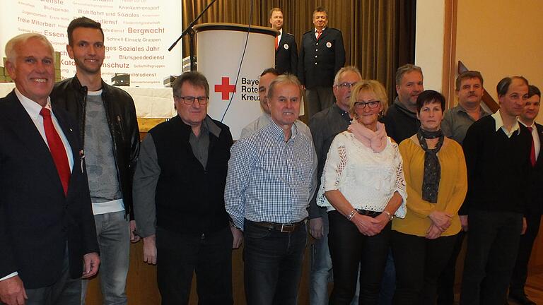 Für jeweils 100 Blutspenden wurden diese Frauen und Männer bei einer Feierstunde in Lengfurt durch das Rote Kreuz geehrt. Es gratulieren Bereitschaftsleiter Gerhard Heitmann (links) und stellvertretender Kreisgeschäftsführer Florian Schüßler (rechts). Für jeweils 100 Blutspenden wurden diese Frauen und Männer bei einer Feierstunde in Lengfurt durch das Rote Kreuz geehrt. Es gratulieren Bereitschaftsleiter Gerhard Heitmann (links) und stellvertretender Kreisgeschäftsführer Florian Schüßler (rechts).