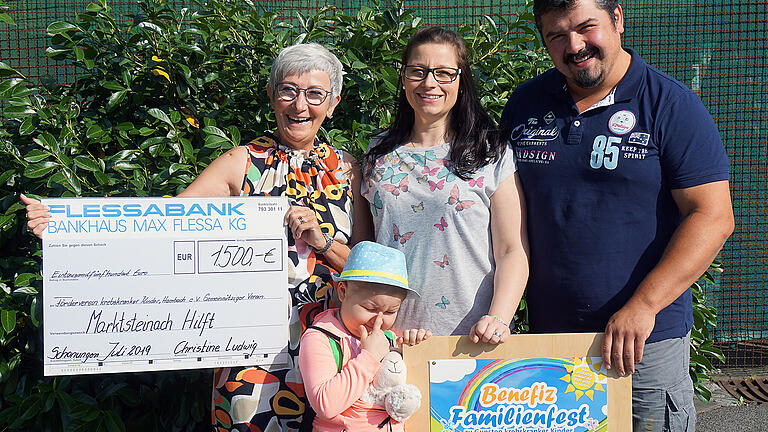 Zur Spendenübergabe fanden sich zusammen: (von links) Christine Ludwig, Ursula und André Hubert und die kleine Melina. Zur Spendenübergabe fanden sich zusammen: (von links) Christine Ludwig, Ursula und André Hubert und die kleine Melina.