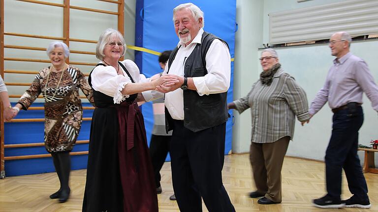 Immer dienstags treffen sich die Mitglieder des Astheimer Seniorentanzkreises zum "Training" und geselligen Miteinander in der DJK-Turnhalle. Mit von der Partie sind seit 25 Jahren Gabriele Marquard und ihr Mann Julius (im Vordergrund). Immer dienstags treffen sich die Mitglieder des Astheimer Seniorentanzkreises zum "Training" und geselligen Miteinander in der DJK-Turnhalle. Mit von der Partie sind seit 25 Jahren Gabriele Marquard und ihr Mann Julius (im Vordergrund).