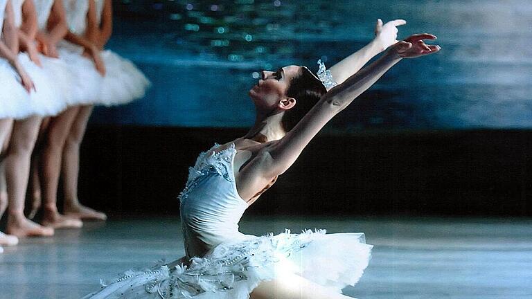 Anmutig und berührend kommt der Ballettklassiker in der tänzerischen Gegenüberstellung von Gut und Böse daher.