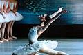Anmutig und berührend kommt der Ballettklassiker in der tänzerischen Gegenüberstellung von Gut und Böse daher.