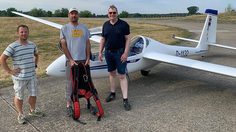 Wichtig sind die Helfer vor Ort, die Start und Landung vorbereiten und den Flug per Funk begleiten. Hier von links: Markus Neubert, Thorsten Altenhöfer
und Fluglehrer Arnulf Koch.