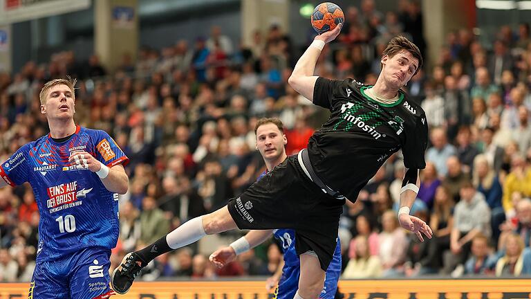 Oliver Seidler (Mitte) von den Wölfen Würzburg beim Wurf am gegnerischen Kreis. Die Würzburger verloren ihr Auswärtsspiel bei Tabellenführer HBW Balingen-Weilstetten. Oliver Seidler (Mitte) von den Wölfen Würzburg beim Wurf am gegnerischen Kreis. Die Würzburger verloren ihr Auswärtsspiel bei Tabellenführer HBW Balingen-Weilstetten.