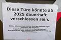 In Neuendorf wird mit drastischen Mitteln um Kandidaten für die Wahl einer neuen Kirchenverwaltung geworben: Ein Schild an der Kirche St. Sebastian warnt davor, dass die Kirchentüren 2025 geschlossen bleiben könnten.&nbsp;