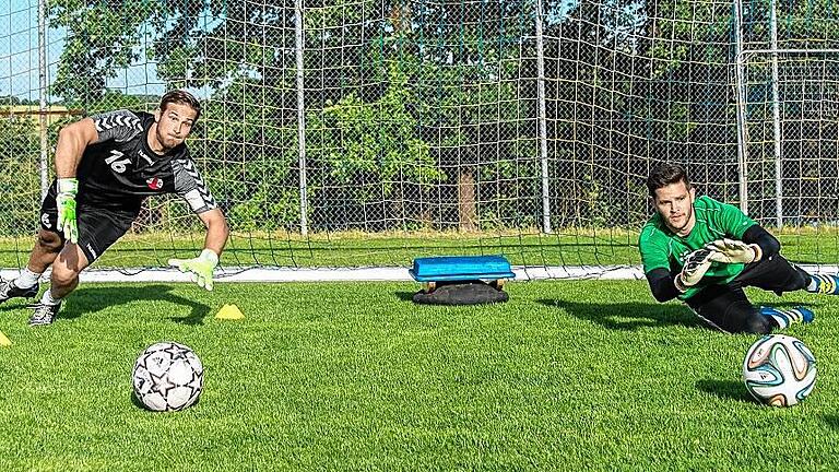 Einen Tag vor dem offiziellen Trainingsstart absolvierten die HSC-Torhüter Felix Schmidl (links) und Fabian Tatzel eine gemeinsame Einheit mit den Schlussleuten der Grabfeld-Gallier um Marcel Wehr (rechts).